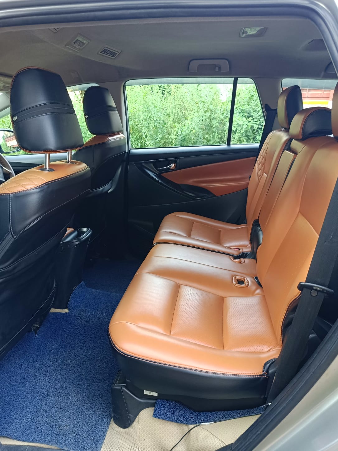 Fleet of Toyota Innova Crysta cabs available for Bangalore to Chennai taxi booking