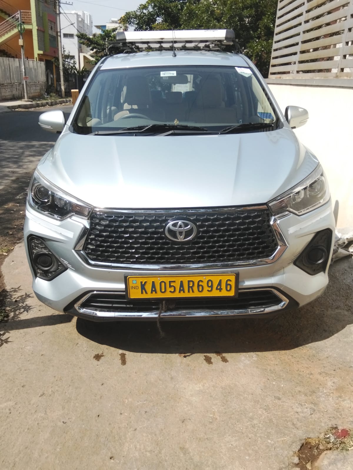 Silver Toyota Innova 7-seater outstation cab for Bangalore to Chennai one way taxi